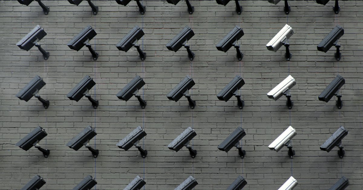 Centro de monitoreo de seguridad con varias pantallas de vigilancia operando las 24 horas